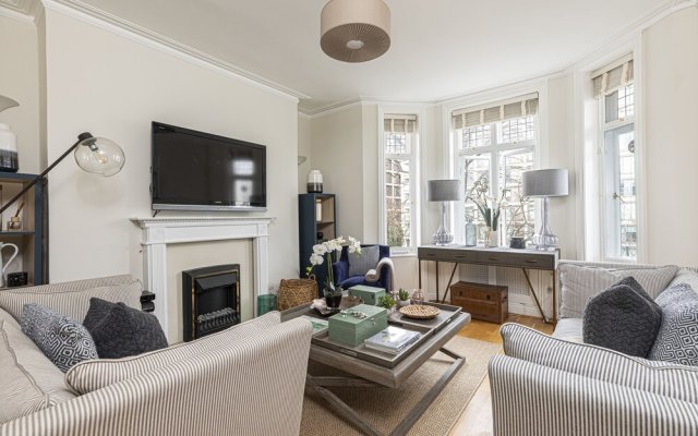 Stylish 3 Bedroom Flat with balcony is West Kensington