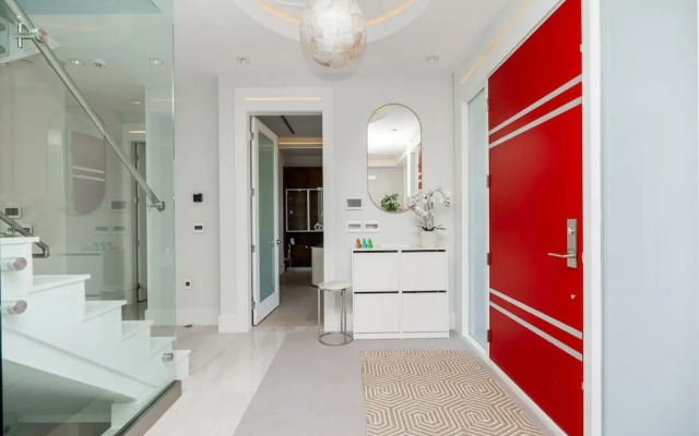 Centrally-located Luxury Home With Views Cinema