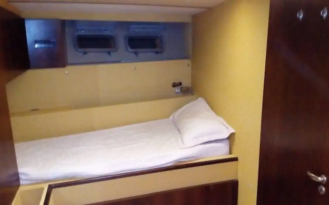Akhir Cruise Charter