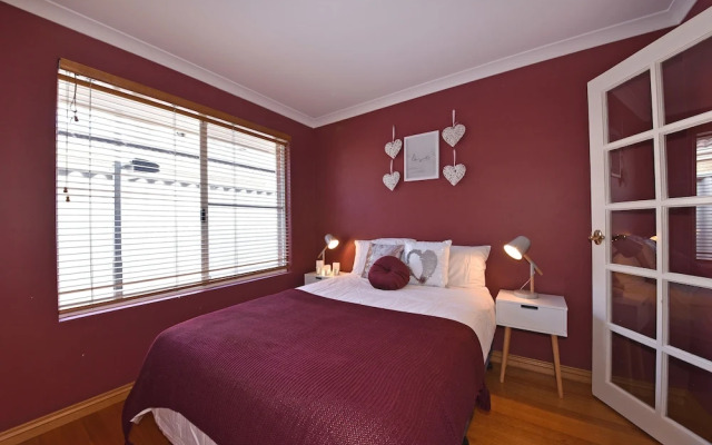 Redcliff Home Close to City & Airport