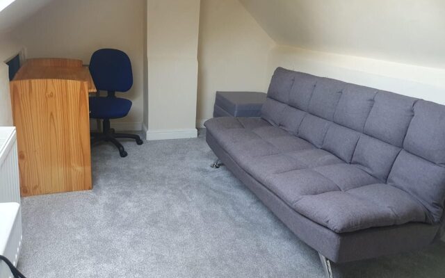 5star Serviced Homes- Free Wifi & Parking, Office