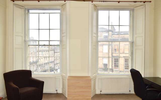 Charming Traditional 2 Bedroom Flat In Edinburgh New Town