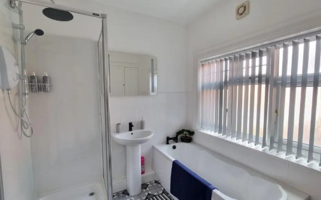 Stunning Detached Hidden King Suite Abode