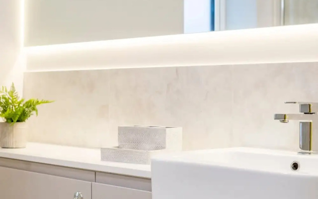 Stylish new Home With Parking - King Beds Garden