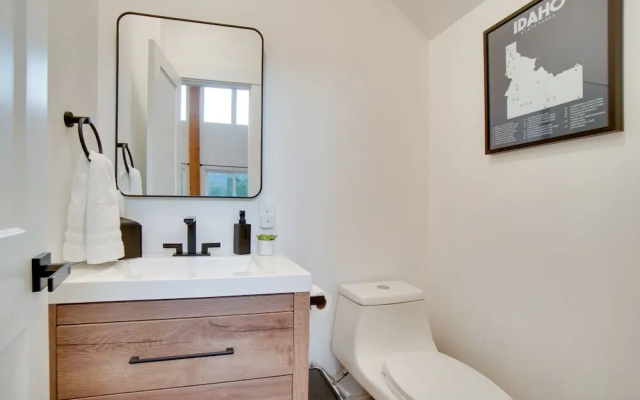 Modern Donnelly Cabin w/ Private Hot Tub