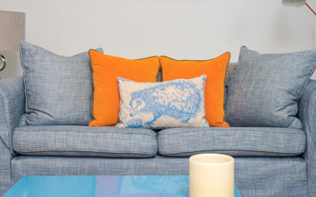 Charming Flat in Leafy West London by Underthedoormat