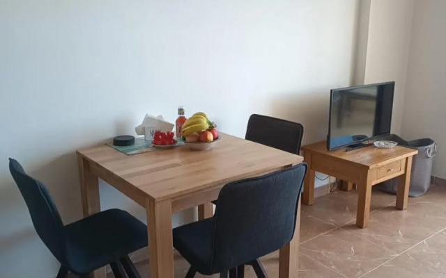Queens Gardens suite by the sea, pool and mall