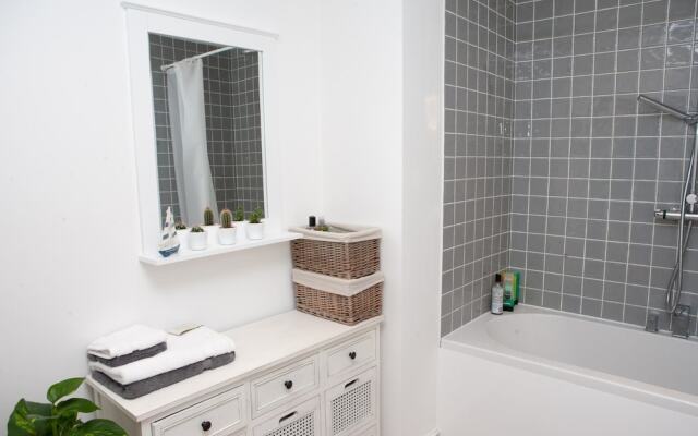 Charming 1 Bedroom House Close to City Centre