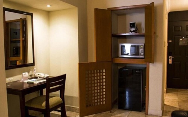 La Posada Hotel & Suites