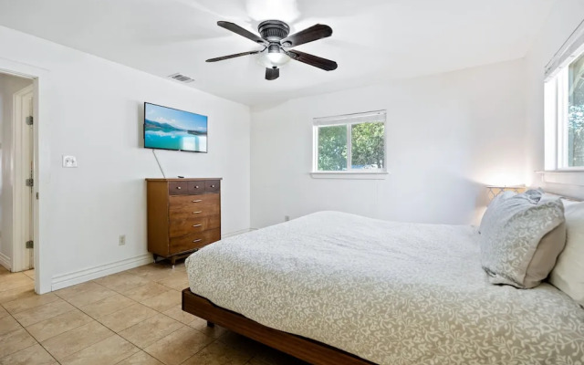 Screened-in Porch Walkable to Soco