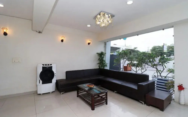 Oyo 6448 Hotel Smriti Grand