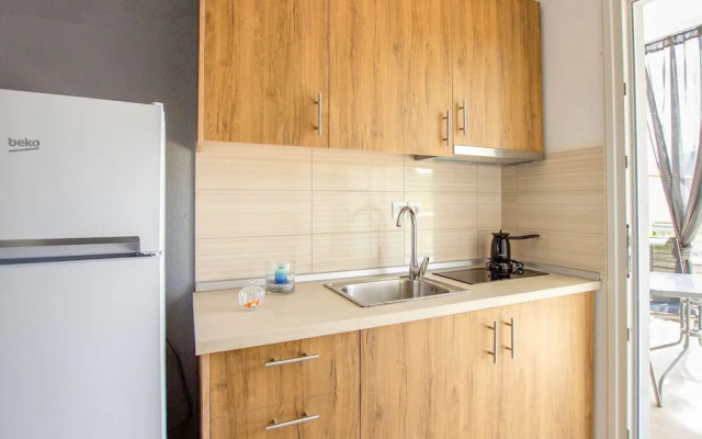 Aigli Garden Getaway, Steps From Vrasna Beach