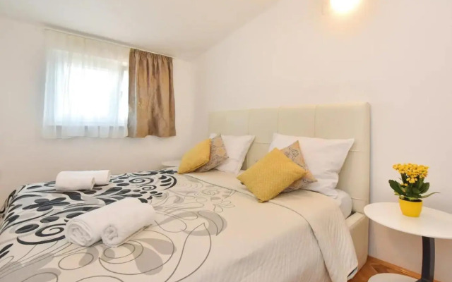 Holiday house with a swimming pool Dugopolje, Zagora - 19033