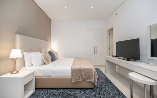 Elegant Studio w/work space and views DAMAC