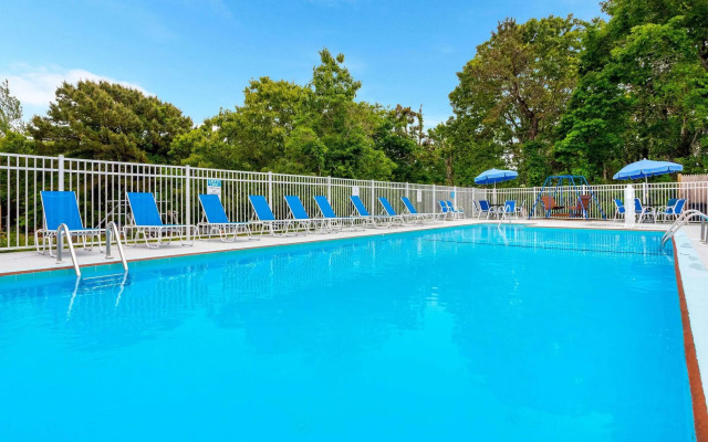 Travelodge by Wyndham Cape Cod Area