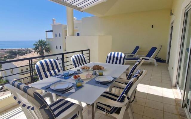 Spacious 3 bedroom apartment with seaview