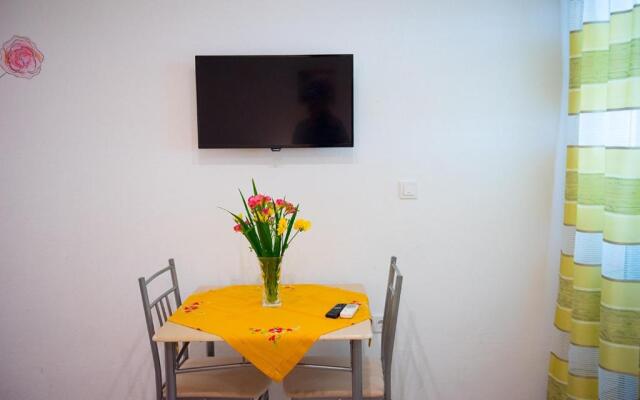 Robi - 50m From Beach - SA4