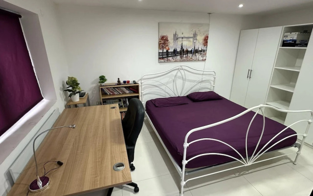 Separate One Bedroom Large Apartment in Slough