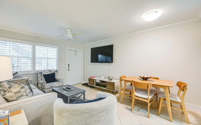 Naples Condo w/ Pool - Walk to Dining & Beach