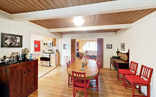 Light-Filled Charmer - 2 Br Home