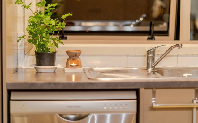 Birkenhead Super Cozy & Comfort Shared Room