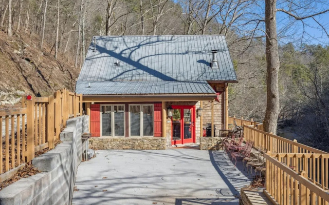 Very Secluded Breathtaking Riverfront Game Room