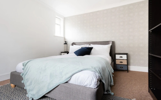 The Emmanuel Orchard - Central 4BDR Home with Parking