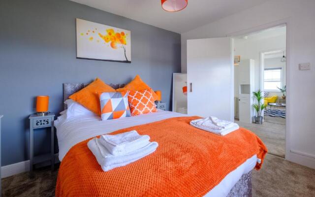 Bright Executive Apartment with Views of Solent