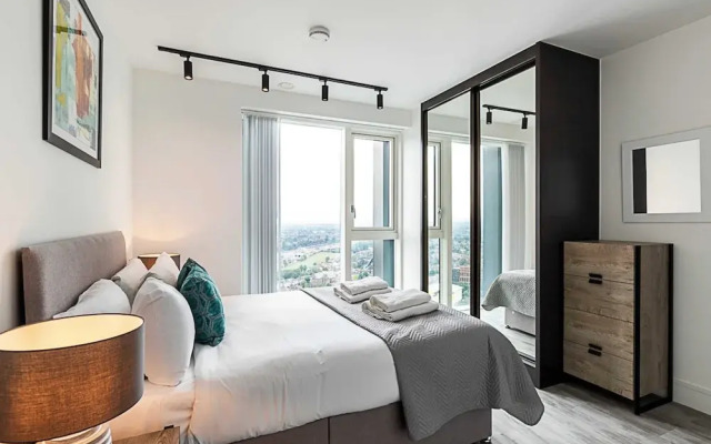 Two Bedroom Luxury Retreat At North Acton, London