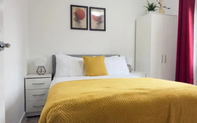 Free Parking/city Centre/long Stay/local Stores