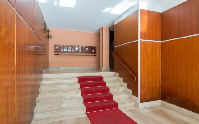 Silky House with Private Parking