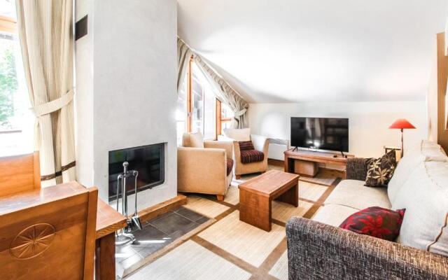 Charming 6th-floor 2-bedroom apartment with fireplace