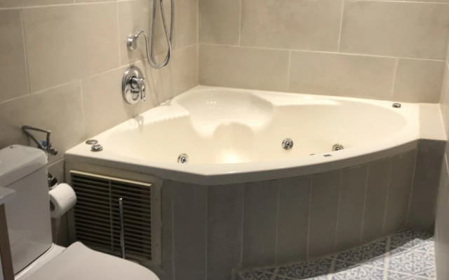2 Bedroom Apartment with Hot Tub Facing Bograshov Beach