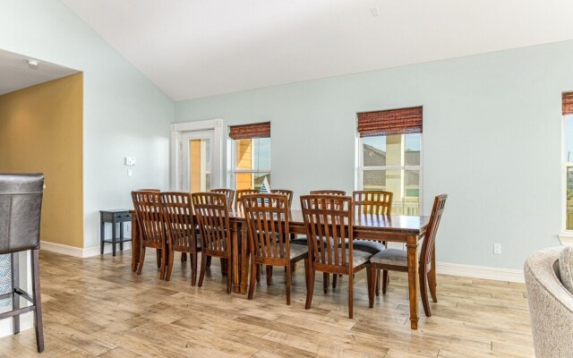 1 Holiday 4 Bedroom Home by RedAwning