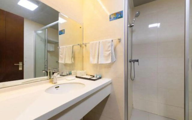 Sunshine Holiday Hotel