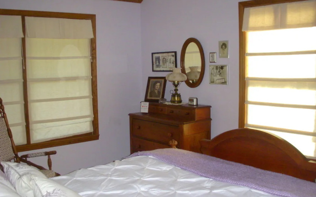 |Halcomb's Knob B and B
