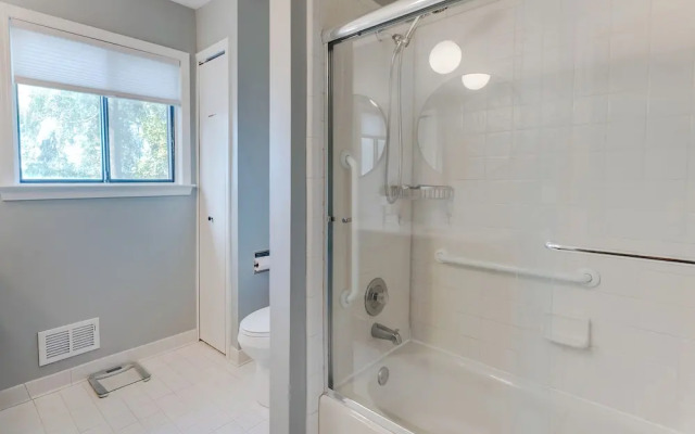 Lakefront Orion Twp. Home w/ Fire Pit & Kayak!