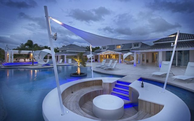 Total Opulence on the Beach, Huge Heated Pool, Sunken Bar, Sound System Throughout, VIP Service