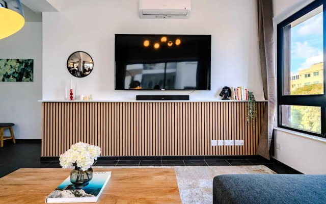 Chic City Center Stay With Stunning View