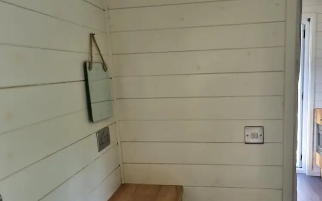 Glamping Hut - Riverview 5