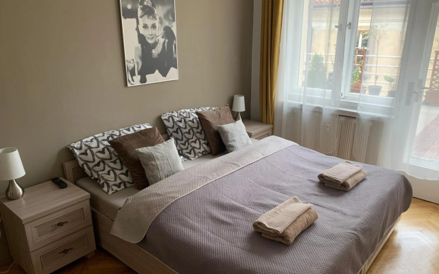 Anenska by Charles Bridge 2