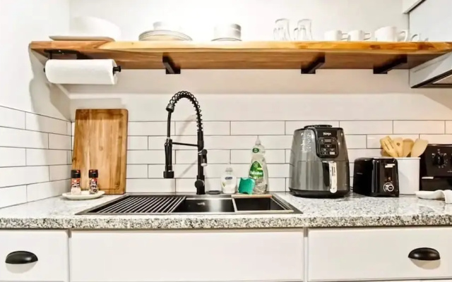 Rustic Gem 5min-asian District Full Kitchen