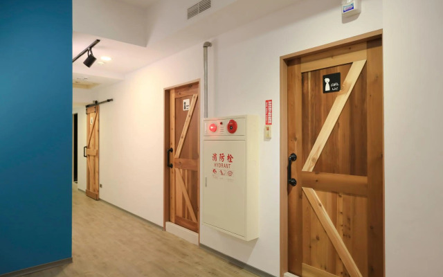 Flyinn Hostel