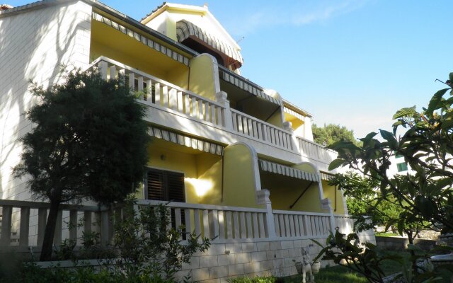 Apartment Angela -  with beautiful courtyard: A1 Brela, Riviera Makarska