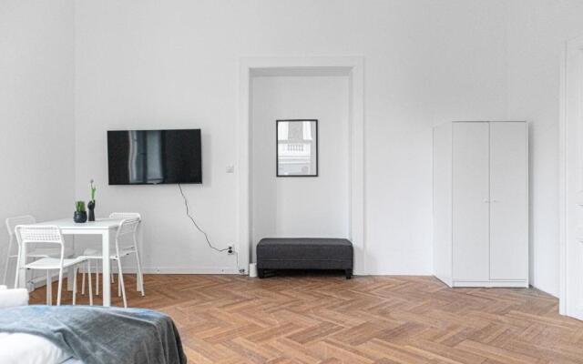 Classy 2BR Apt. w/ Exclusive Location near AKH