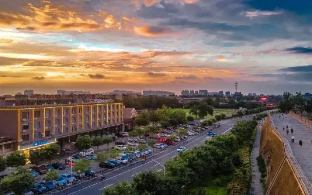 HanTing Hotel (Zhengding Ancient City South Gate)