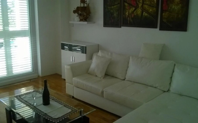 Markle - Swimming Pool and Sunbeds - A6