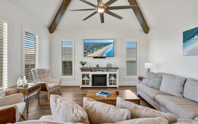 Tidewater 4 Bedroom Home by RedAwning