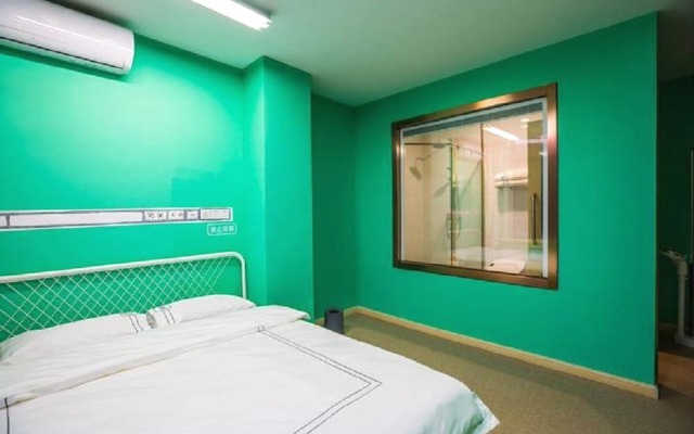 Crosme Theme Hotel