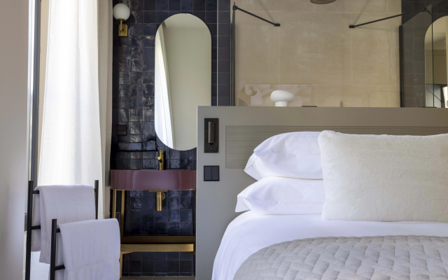 Ikonik Jean Medecin Hotel - Image 7